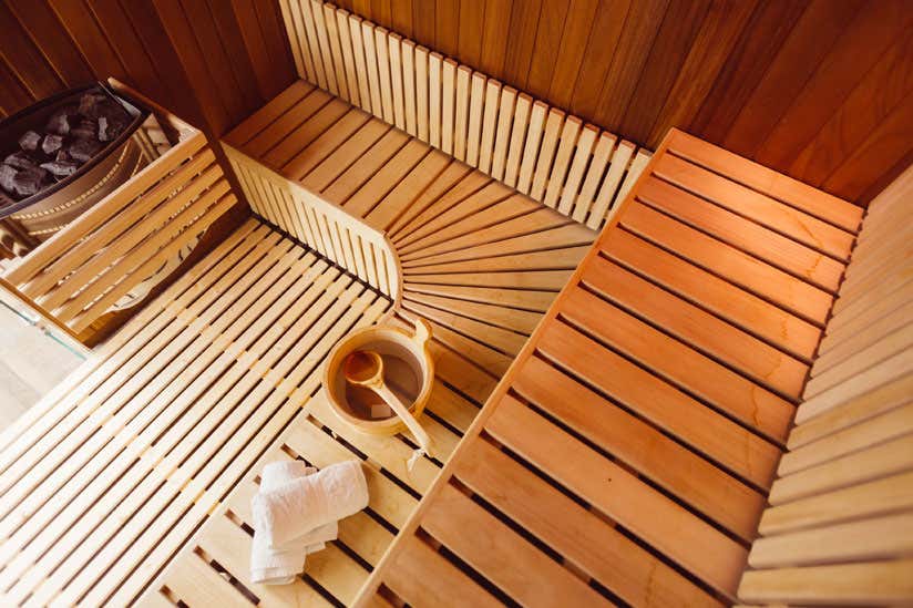 Which is better: An element sauna or a solid wood sauna?